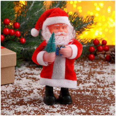 Фото Фигура декоративная "Дед Мороз с ёлкой и подарком" (h)15см Зимнее Волшебство  703370. Интернет-магазин FOROOM